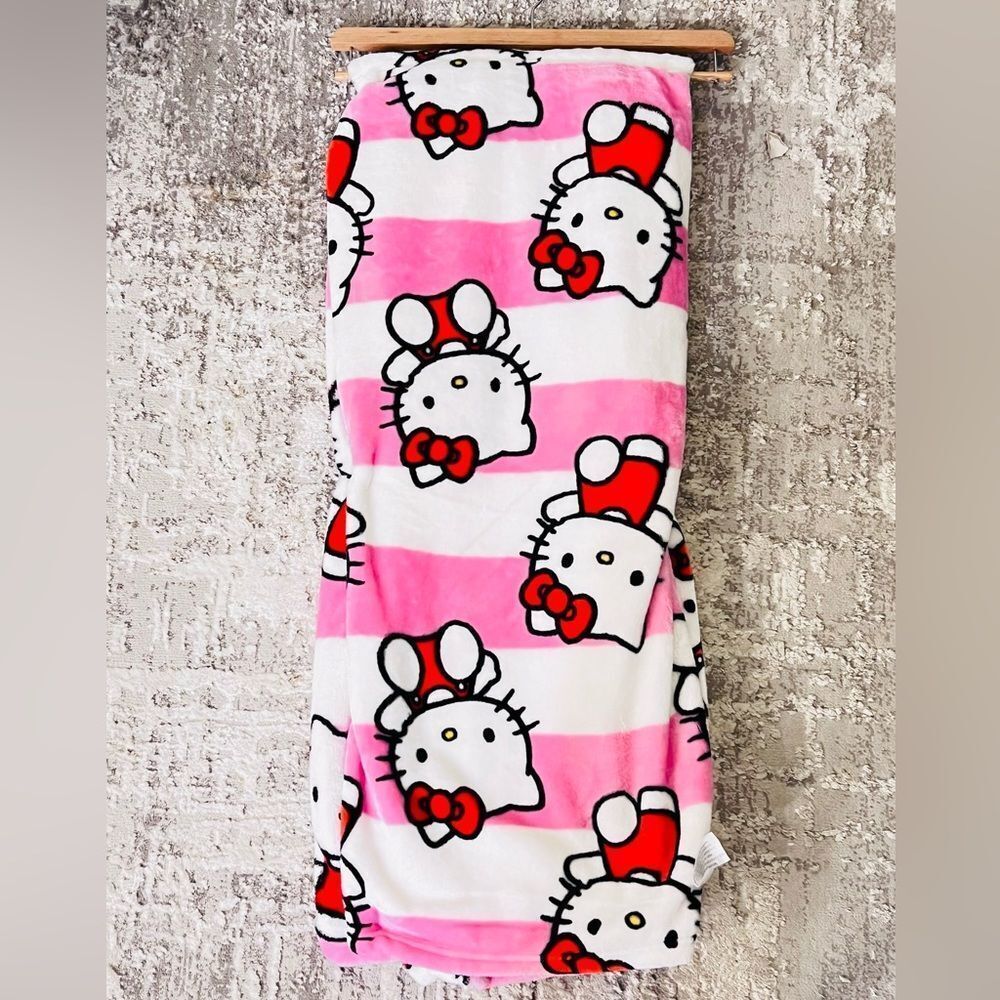 Hello Kitty Throw - Picture 2 of 3